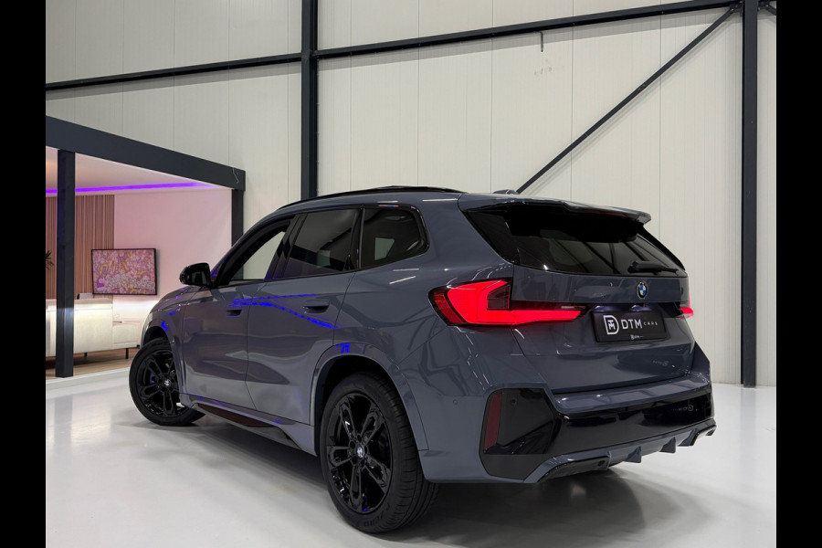 BMW X1 BMW sDrive20i M Sport Pano Sportstoelen ACC Trekhaak Navi LED Camera Carplay