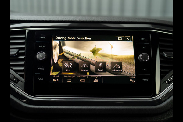 Volkswagen T-Roc 1.5 TSI Sport Business R | Apple Carplay/ Android Auto | Camera | 19'' | Trekhaak afnb. | Prijs Rijklaar!!