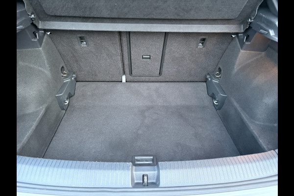 Volkswagen T-Roc 1.5 TSI Sport Business R | Apple Carplay/ Android Auto | Camera | 19'' | Trekhaak afnb. | Prijs Rijklaar!!