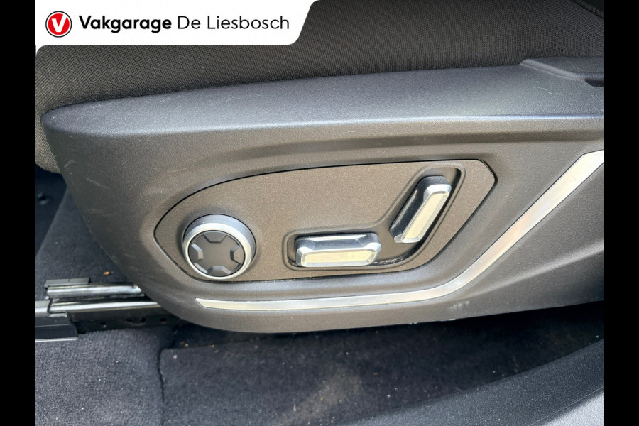 Lynk & Co 01 1.5 / pano / 360 camera / 1800kg trekgewicht/ Infinity / navi / stoelverwarming/trekhaak