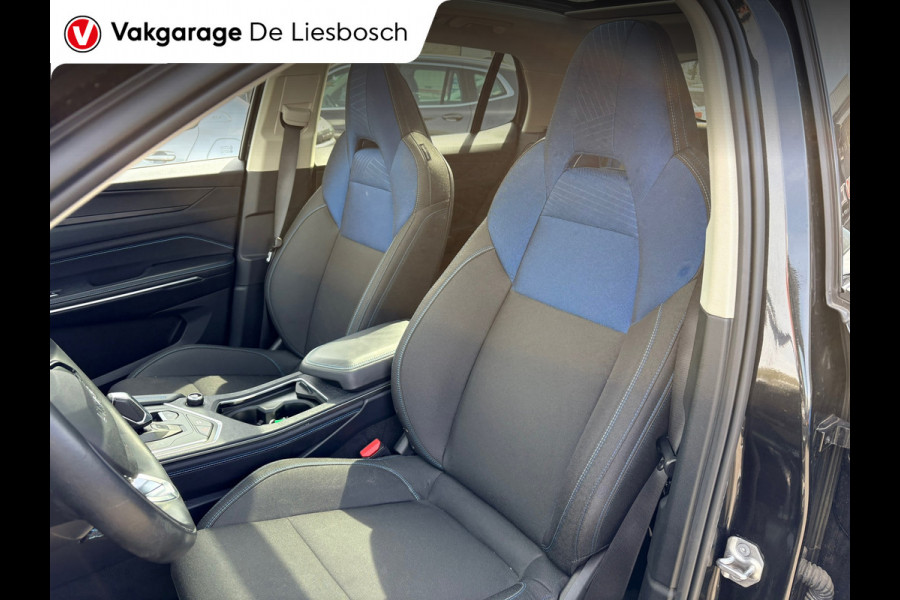 Lynk & Co 01 1.5 / pano / 360 camera / 1800kg trekgewicht/ Infinity / navi / stoelverwarming/trekhaak