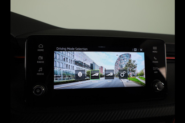 Škoda Kamiq 1.0 TSI Monte Carlo 115 pk Automaat (DSG) | Verlengde garantie | Navigatie via App | Panoramadak | Parkeersensoren | Adaptieve cruise control | Stoelverwarming |