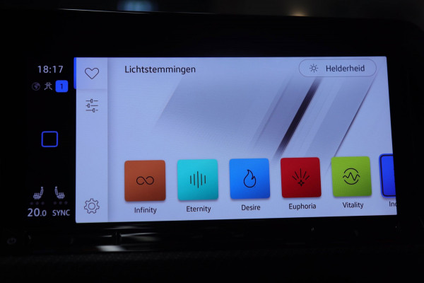 Volkswagen Golf 2.0 TSI R 4Motion PERFORMANCE /AKRA/PANO/IQ/H-K/BOMVOL