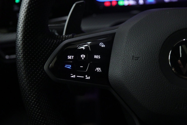 Volkswagen Golf 2.0 TSI R 4Motion PERFORMANCE /AKRA/PANO/IQ/H-K/BOMVOL