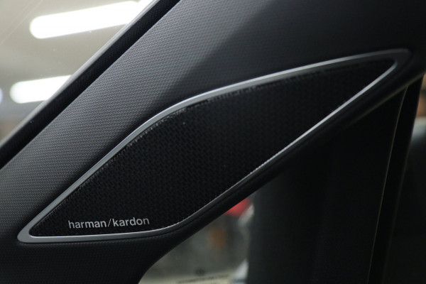 Volkswagen Golf 2.0 TSI R 4Motion PERFORMANCE /AKRA/PANO/IQ/H-K/BOMVOL