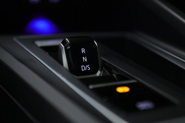 Volkswagen Golf 2.0 TSI R 4Motion PERFORMANCE /AKRA/PANO/IQ/H-K/BOMVOL