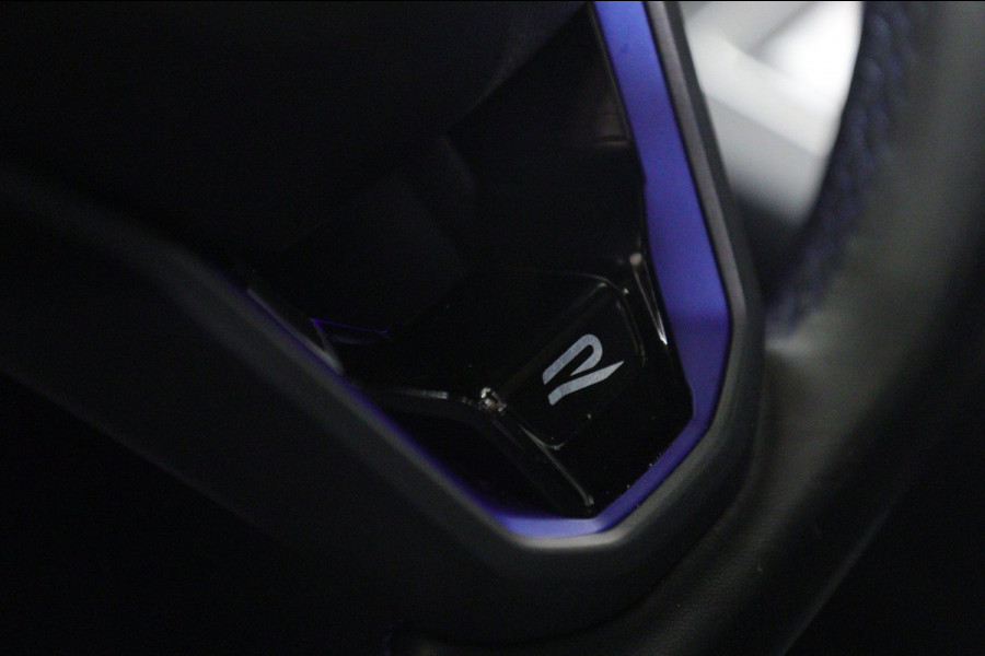 Volkswagen Golf 2.0 TSI R 4Motion PERFORMANCE /AKRA/PANO/IQ/H-K/BOMVOL