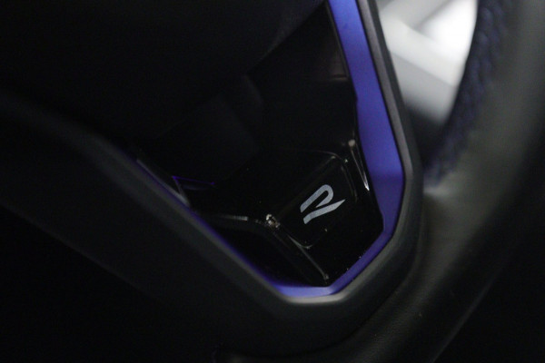 Volkswagen Golf 2.0 TSI R 4Motion PERFORMANCE /AKRA/PANO/IQ/H-K/BOMVOL