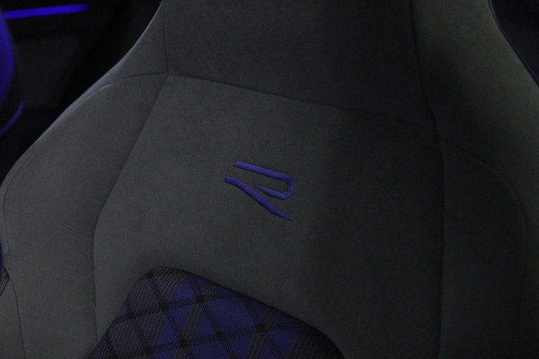 Volkswagen Golf 2.0 TSI R 4Motion PERFORMANCE /AKRA/PANO/IQ/H-K/BOMVOL