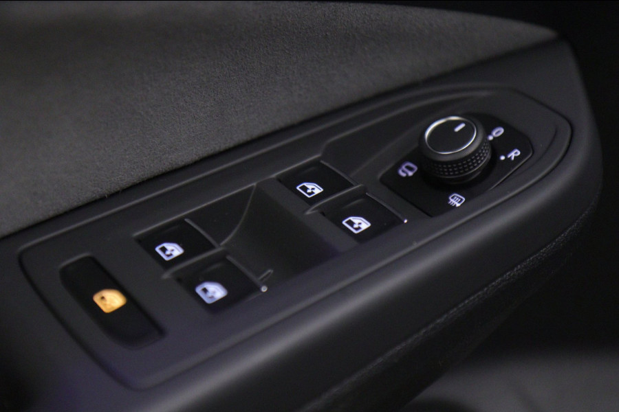 Volkswagen Golf 2.0 TSI R 4Motion PERFORMANCE /AKRA/PANO/IQ/H-K/BOMVOL