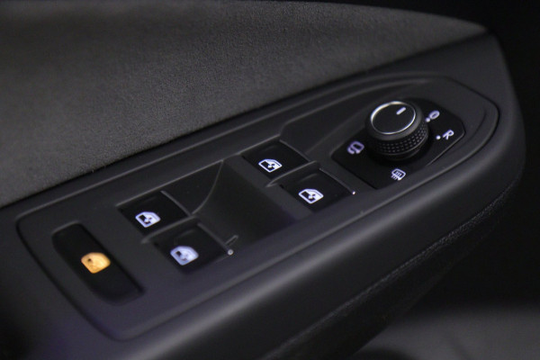 Volkswagen Golf 2.0 TSI R 4Motion PERFORMANCE /AKRA/PANO/IQ/H-K/BOMVOL