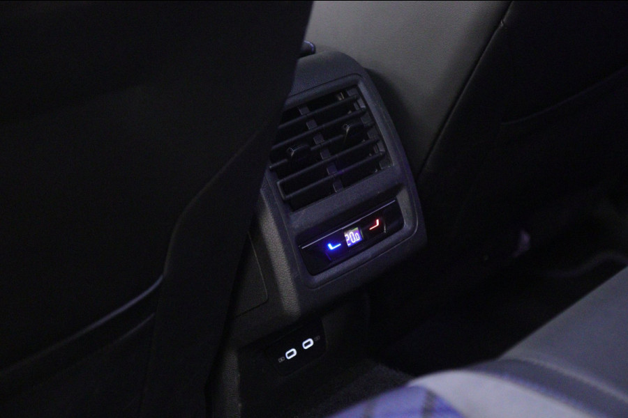 Volkswagen Golf 2.0 TSI R 4Motion PERFORMANCE /AKRA/PANO/IQ/H-K/BOMVOL