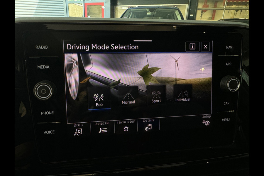 Volkswagen T-Roc 1.5 TSI R-Line Pano|Keyless|IQ|Sfeer|Camera