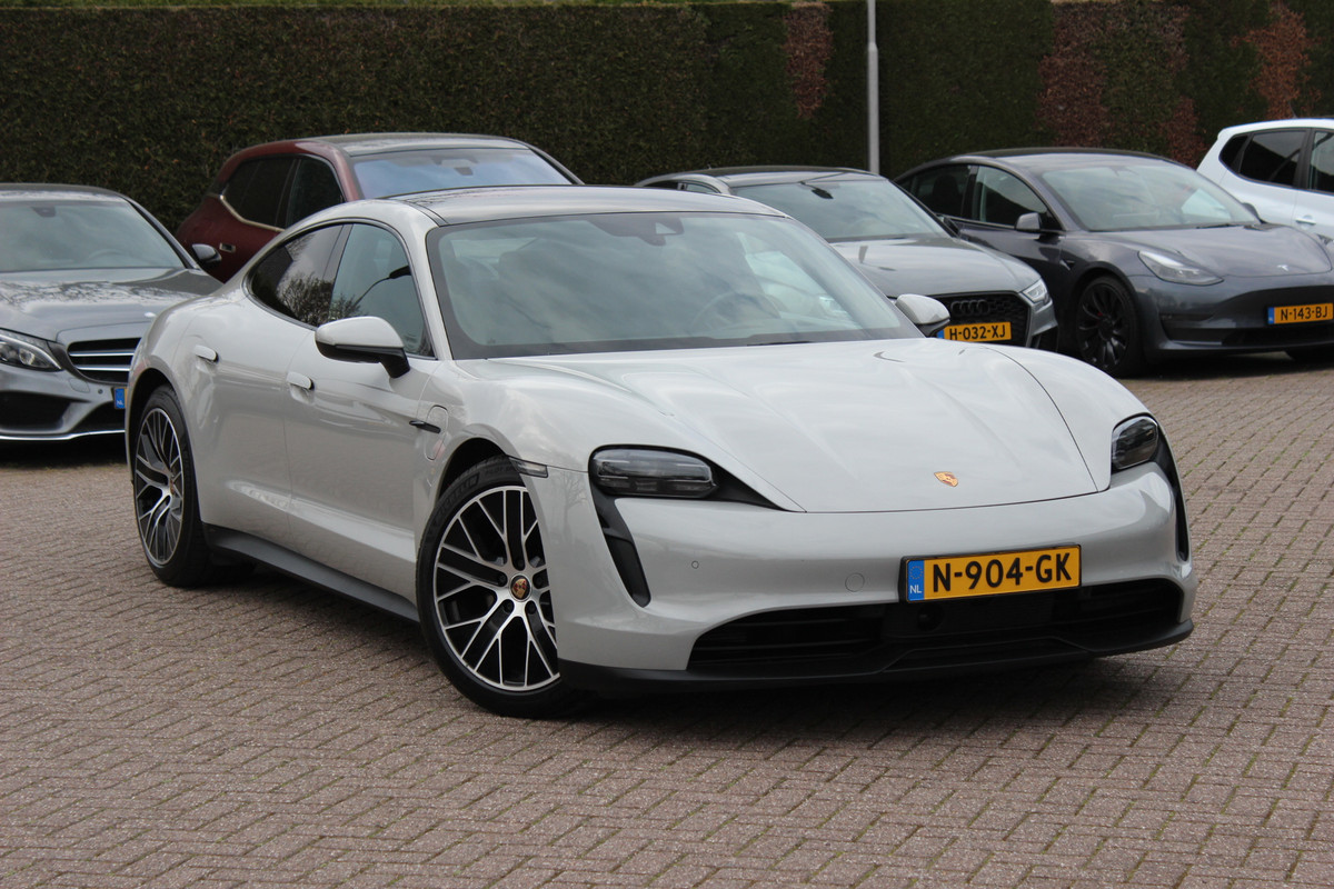 Porsche Taycan Performance 84 kWh / SoH 92% / Panoramadak / Camera / Luchtvering / 20'' / Leder / Stoelverwarming / DAB / ACC