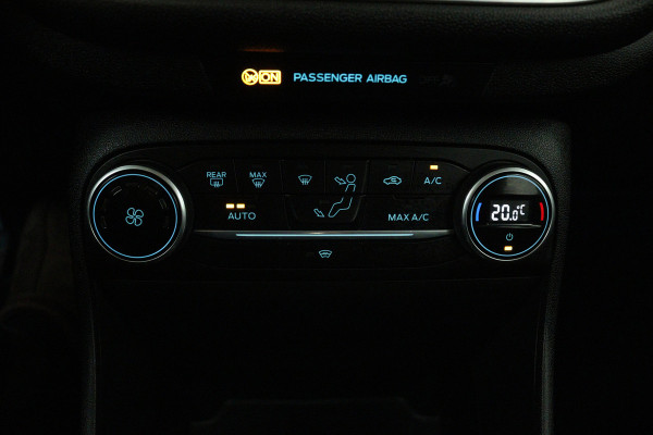 Ford Fiesta 1.0 EcoBoost Titanium (ACHTERUITRIJCAMERA, CRUISE CONTROL ADAPTIEF, NAVIGATIE, PARKEERSENSOREN)