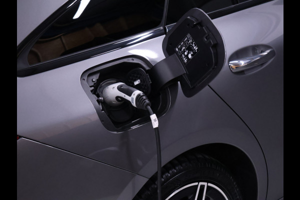 Mercedes-Benz CLA-Klasse Shooting Brake 250 e AMG Limited [SFEERVERLICHTING, TREKHAAK, CAMERA, CRUISE CONTROL, STOELVERWARMING, MEMORY SEATS, SCHUIFKANTELDAK, APPLE CARPLAY, NAVIGATIE, NIEUWSTAAT]