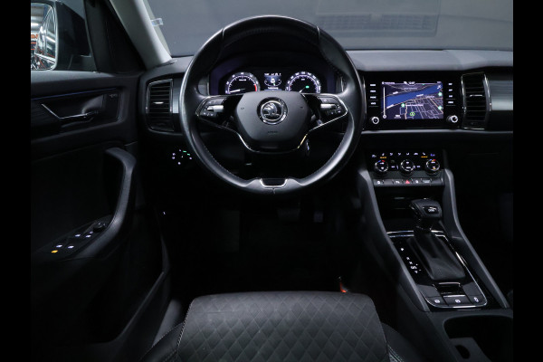 Škoda Kodiaq 1.5 TSI Sport [STOELVERWARMING, CAMERA, TREKHAAK, APPLE CARPLAY, AUTOMATISCHE VERLICHTING, NAVIGATIE, NIEUWSTAAT]