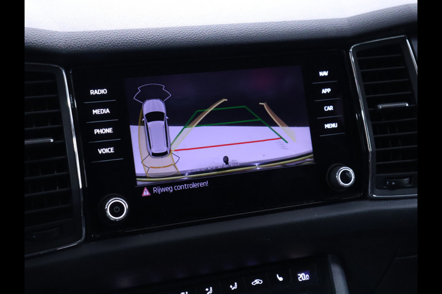 Škoda Kodiaq 1.5 TSI Sport [STOELVERWARMING, CAMERA, TREKHAAK, APPLE CARPLAY, AUTOMATISCHE VERLICHTING, NAVIGATIE, NIEUWSTAAT]