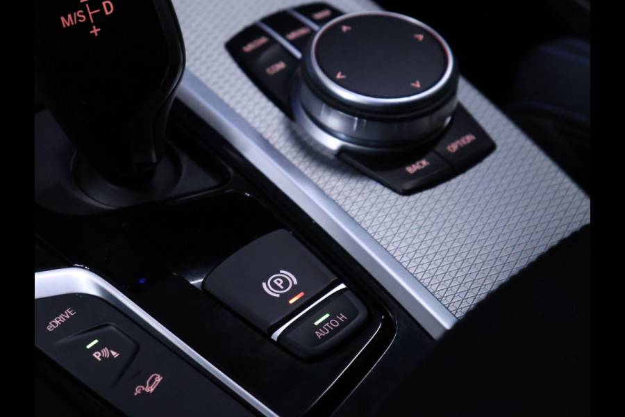 BMW X3 xDrive30e M Sport [SCHUIFKANTELDAK, LEDER, APPLE CARPLAY, CAMERA, ELEK. ACHTERKLEP, DIGITAL DASH, NAVIGATIE, CRUISE, NIEUWSTAAT]