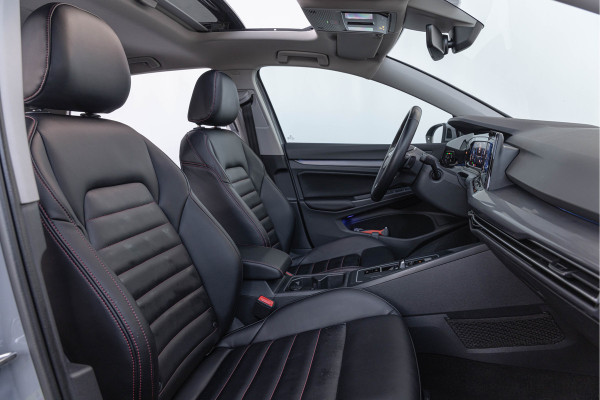 Volkswagen Golf 1.5 eTSI Style Pano LED Trekhaak Leder 18''