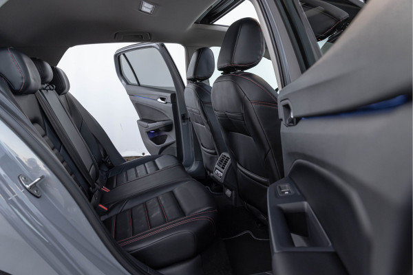 Volkswagen Golf 1.5 eTSI Style Pano LED Trekhaak Leder 18''