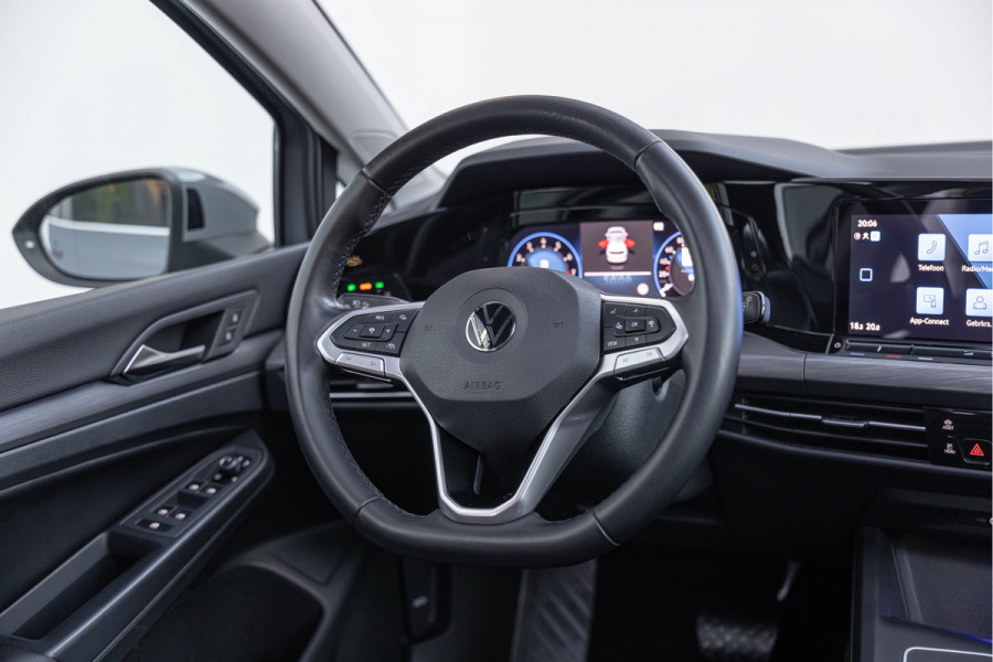Volkswagen Golf 1.5 eTSI Style Pano LED Trekhaak Leder 18''