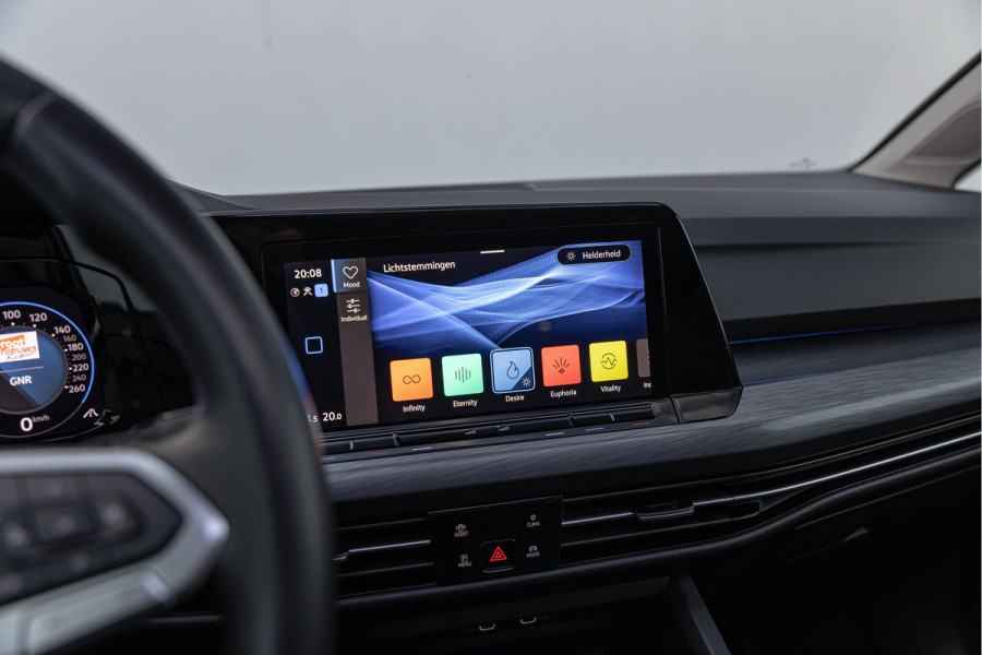 Volkswagen Golf 1.5 eTSI Style Pano LED Trekhaak Leder 18''