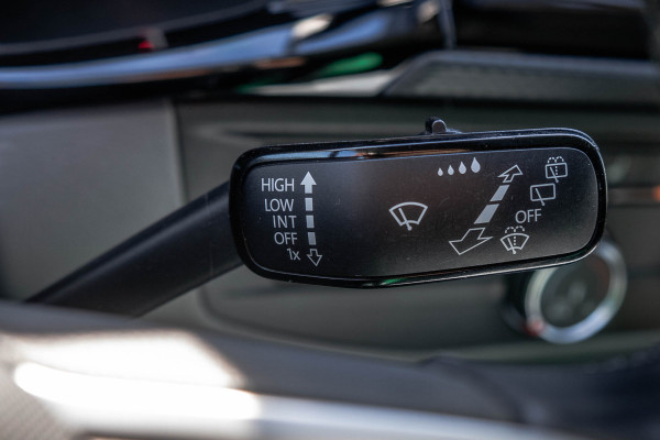 Volkswagen Transporter T6.1 2.0 TDI BULLI | L1H1 | 150PK | LED | Automaat | Camera | Carplay | PDC | Trekhaak