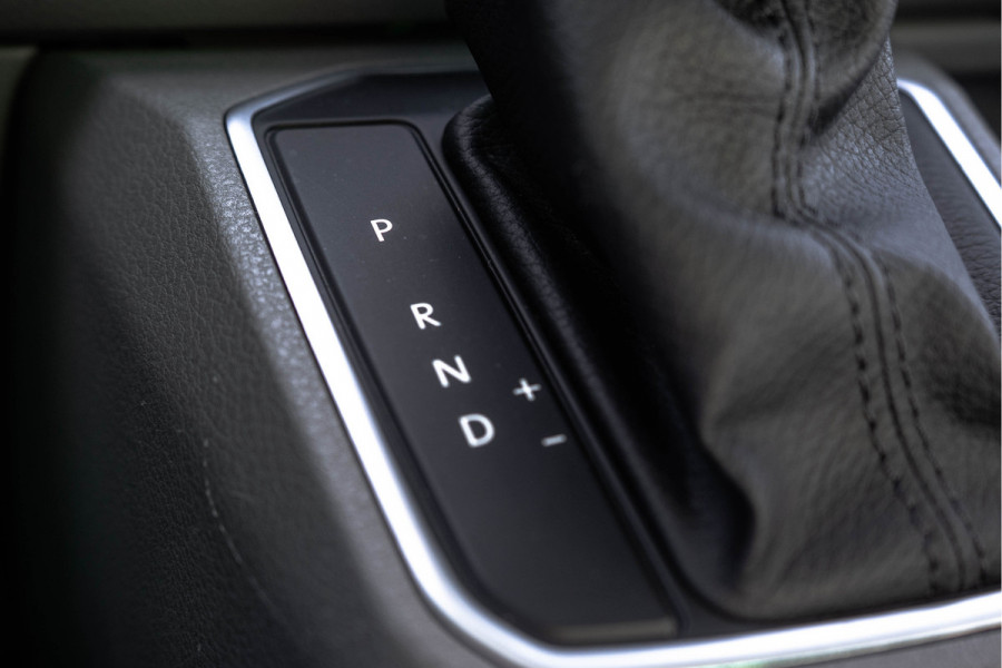 Volkswagen Transporter T6.1 2.0 TDI BULLI | L1H1 | 150PK | LED | Automaat | Camera | Carplay | PDC | Trekhaak