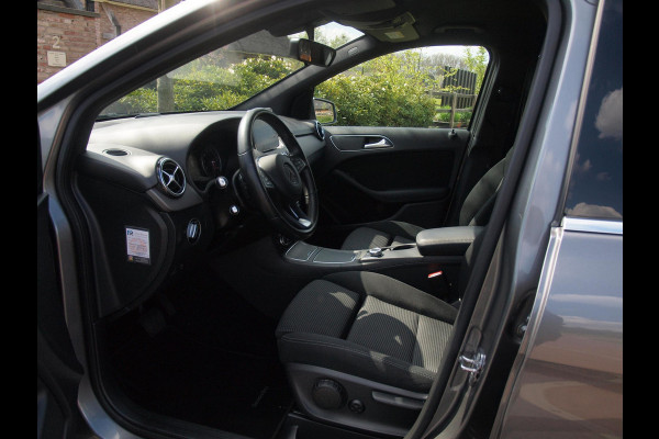 Mercedes-Benz B-Klasse 180 Business Solution Plus Upgrade Edition | Camera | Trekhaak | Stoelverwarming | LED | Cruise Control |