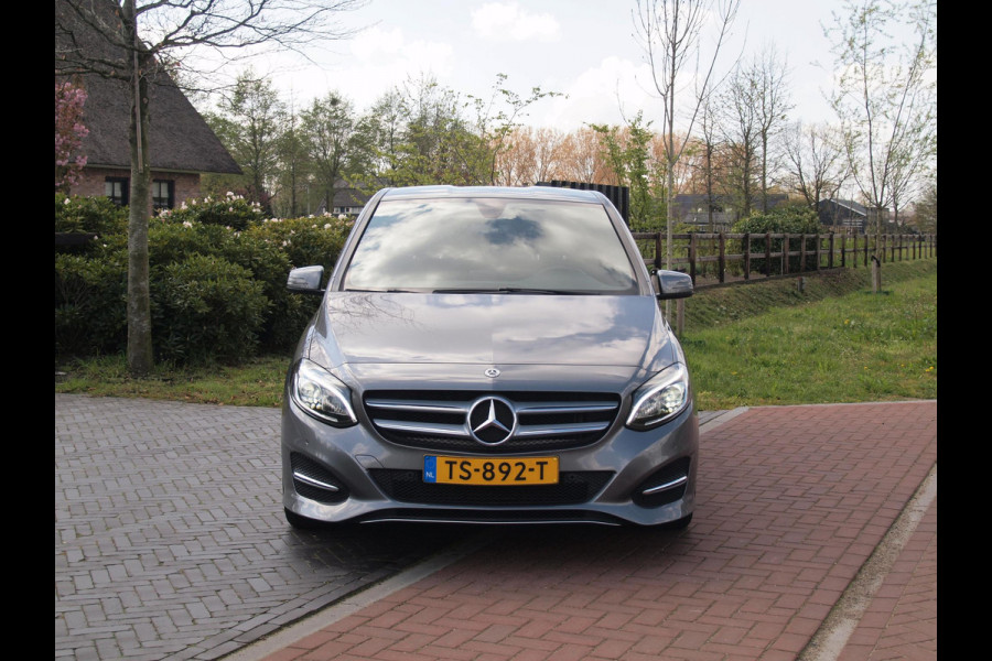 Mercedes-Benz B-Klasse 180 Business Solution Plus Upgrade Edition | Camera | Trekhaak | Stoelverwarming | LED | Cruise Control |