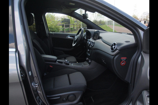 Mercedes-Benz B-Klasse 180 Business Solution Plus Upgrade Edition | Camera | Trekhaak | Stoelverwarming | LED | Cruise Control |