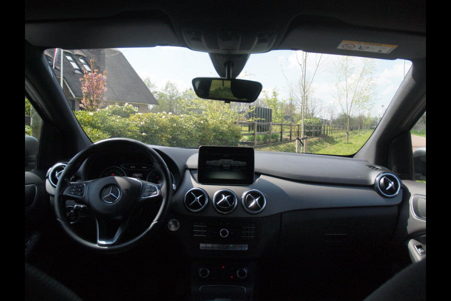 Mercedes-Benz B-Klasse 180 Business Solution Plus Upgrade Edition | Camera | Trekhaak | Stoelverwarming | LED | Cruise Control |