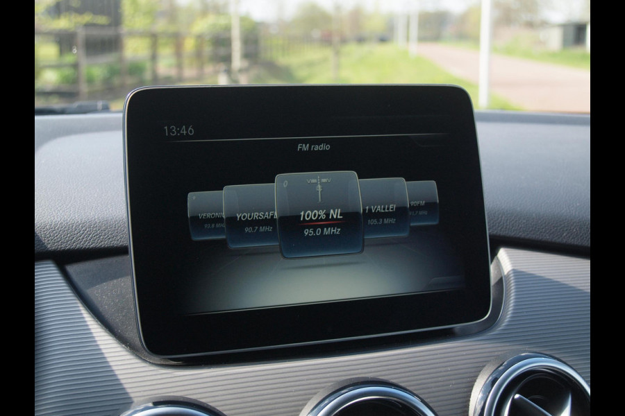 Mercedes-Benz B-Klasse 180 Business Solution Plus Upgrade Edition | Camera | Trekhaak | Stoelverwarming | LED | Cruise Control |