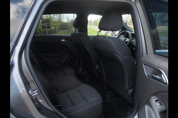 Mercedes-Benz B-Klasse 180 Business Solution Plus Upgrade Edition | Camera | Trekhaak | Stoelverwarming | LED | Cruise Control |