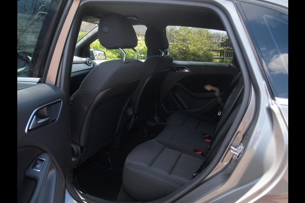 Mercedes-Benz B-Klasse 180 Business Solution Plus Upgrade Edition | Camera | Trekhaak | Stoelverwarming | LED | Cruise Control |