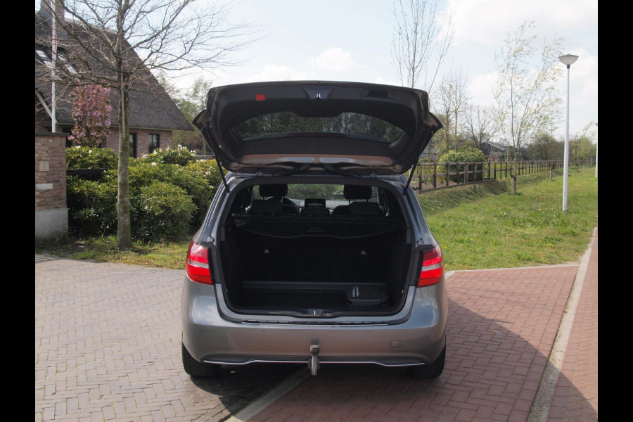 Mercedes-Benz B-Klasse 180 Business Solution Plus Upgrade Edition | Camera | Trekhaak | Stoelverwarming | LED | Cruise Control |