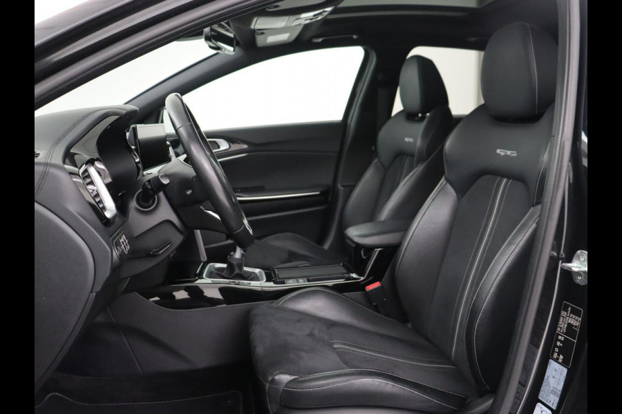 Kia Ceed 1.0 T-GDi GT-Line | Panoramadak | Leder/Alcantara | Stoelverwarming | Carplay | Keyless | Stuurverwarming | Digital Cockpit | Sportstoelen | Navigatie | Full LED | Camera | Dodehoek detectie