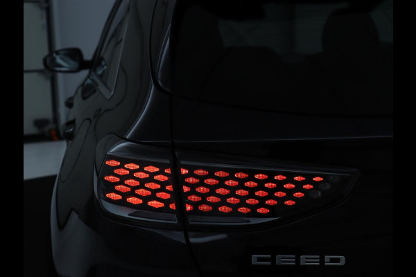 Kia Ceed 1.0 T-GDi GT-Line | Panoramadak | Leder/Alcantara | Stoelverwarming | Carplay | Keyless | Stuurverwarming | Digital Cockpit | Sportstoelen | Navigatie | Full LED | Camera | Dodehoek detectie