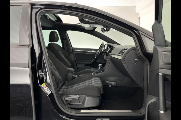 Volkswagen Golf 1.4 TSI PHEV GTE (Plug-in) Aut. *PANO | ADAPTIVE-CRUISE | FULL-LED | DIGI-COCKPIT | BLINDSPOT | HEATED-SPORTSEATS | KEYLESS | NAVI-FULLMAP | AMBIENT-LIGHT | SHIFT-PADDLES | PRIVACY-GLASS | ECC | PDC | 18''ALU*