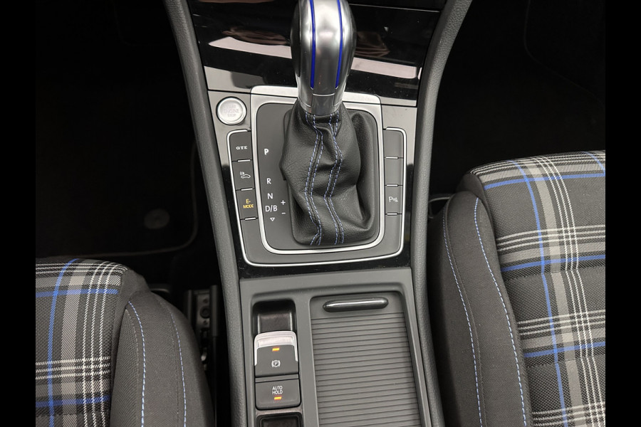 Volkswagen Golf 1.4 TSI PHEV GTE (Plug-in) Aut. *PANO | ADAPTIVE-CRUISE | FULL-LED | DIGI-COCKPIT | BLINDSPOT | HEATED-SPORTSEATS | KEYLESS | NAVI-FULLMAP | AMBIENT-LIGHT | SHIFT-PADDLES | PRIVACY-GLASS | ECC | PDC | 18''ALU*