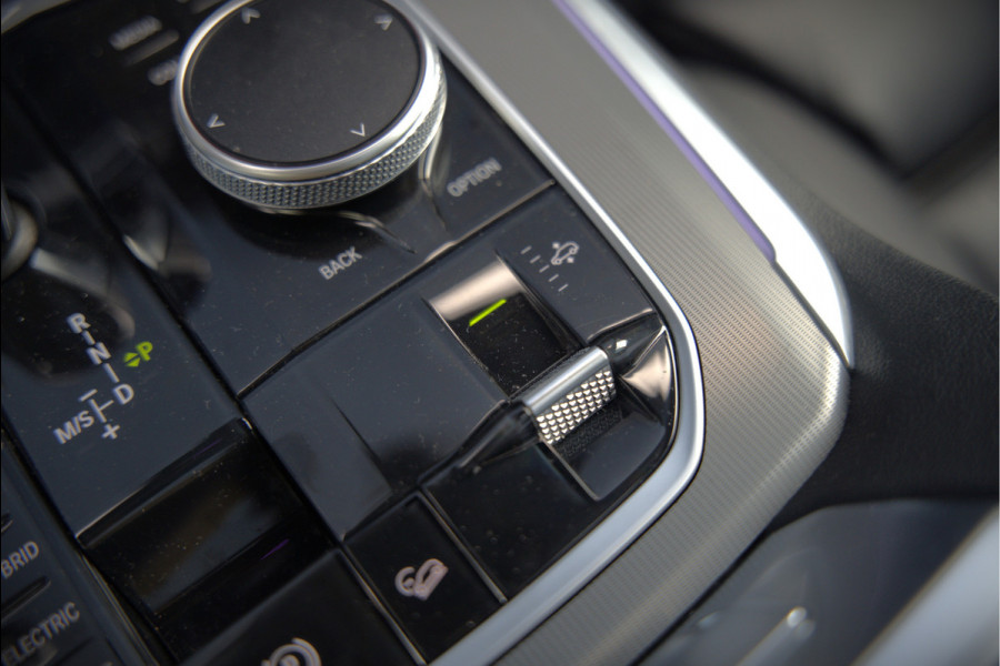 BMW X5 xDrive45e High Executive | Panoramadak | Harman Kardon | Luchtvering | Laser | Adaptive Cruise Control | Keyless | 360 Camera | Head-Up Display | Ambiance Verlichting | M Sport remmen | Memory Seats | Stoelverwarming