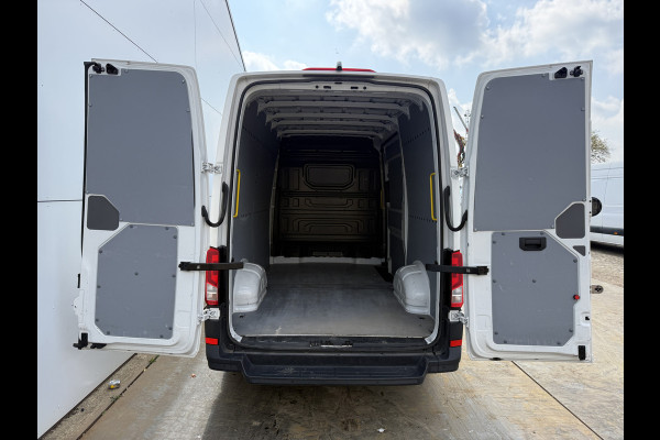 Volkswagen Crafter 2.0 TDI 140PK Nieuw Model! L3H3 Virtual Cockpit Climate Control Camera Parkeersensoren voor achter APK 9-2027