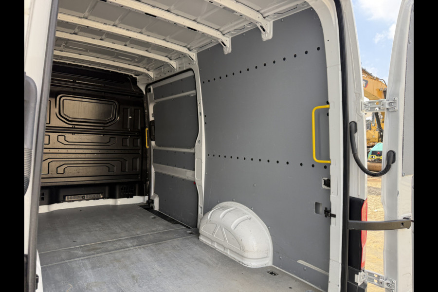 Volkswagen Crafter 2.0 TDI 140PK Nieuw Model! L3H3 Virtual Cockpit Climate Control Camera Parkeersensoren voor achter APK 9-2027