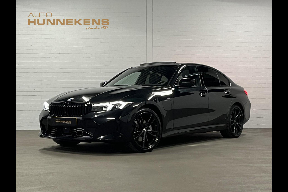 BMW 3-serie 330e M-pakket | Adapt. cruise | Open dak | Trekhaak | Head-up | Stoelverwarming | Sfeerverlichting | Carplay | Leder