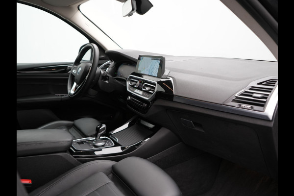 BMW X3 xDrive30e High Executive FACELIFT PHEV 293pk | Trekhaak Af Fabriek | Head Up | Camera | Harman / Kardon | Lederen Sportstoelen Memory & Ventilatie | Keyless | Blis | Stoelen & Stuur Verwarmd | Apple Carplay | Navigatie | DAB | Plug In Hybrid |