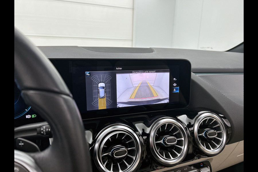 Mercedes-Benz EQA 250 Business Solution Luxury 67 kWh Panoramadak | Lichtmetalen velgen | donkerglas vanaf B style | Navigatie | Parking support | Inclusief 24 maanden MB Certified garantie voor Europa.