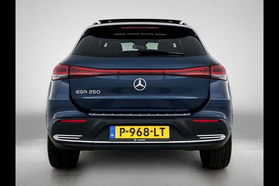 Mercedes-Benz EQA 250 Business Solution Luxury 67 kWh Panoramadak | Lichtmetalen velgen | donkerglas vanaf B style | Navigatie | Parking support | Inclusief 24 maanden MB Certified garantie voor Europa.