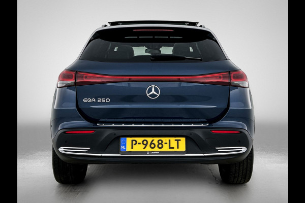 Mercedes-Benz EQA 250 Business Solution Luxury 67 kWh Panoramadak | Lichtmetalen velgen | donkerglas vanaf B style | Navigatie | Parking support | Inclusief 24 maanden MB Certified garantie voor Europa.