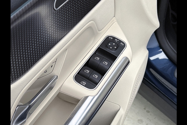 Mercedes-Benz EQA 250 Business Solution Luxury 67 kWh Panoramadak | Lichtmetalen velgen | donkerglas vanaf B style | Navigatie | Parking support | Inclusief 24 maanden MB Certified garantie voor Europa.